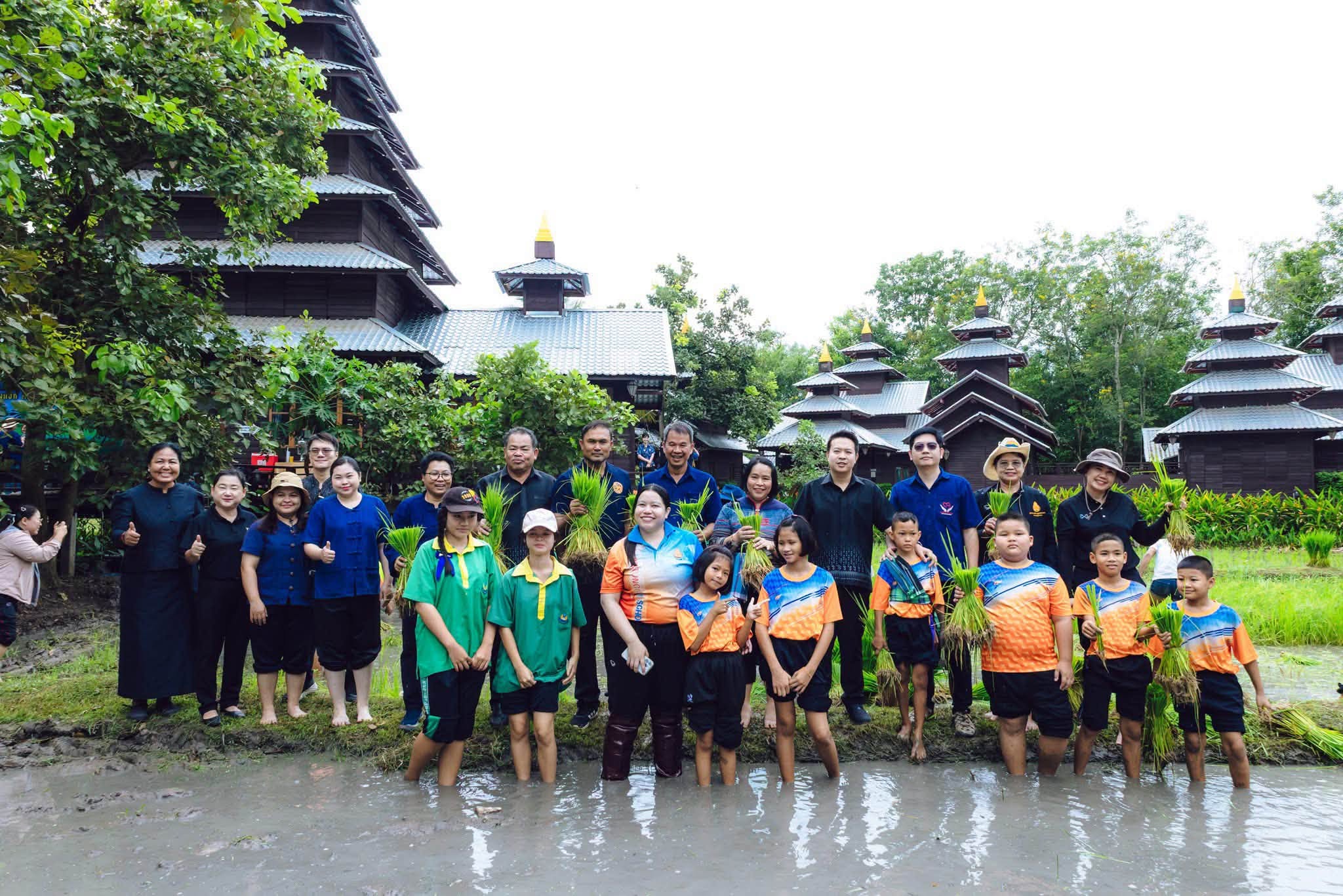 สพอ.บ่อทอง เข้าร่วมกิจกรรมดำนาผูกเสี่ยว สานสัมพันธ์ บ่อทองบุรี